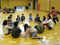 ハンカチおとし