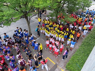 入場待ちの選手たち