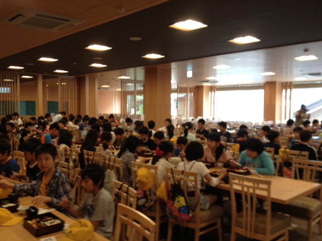 岩戸屋昼食風景