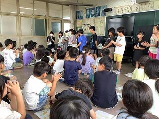 遠足前の学年集会の様子です。