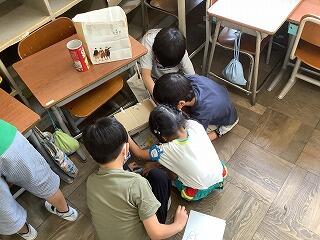 目線を合わせて説明できています。
