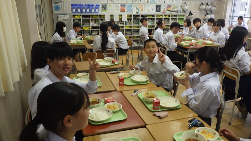 テスト後の給食の光景。明日もテスト頑張ろう！